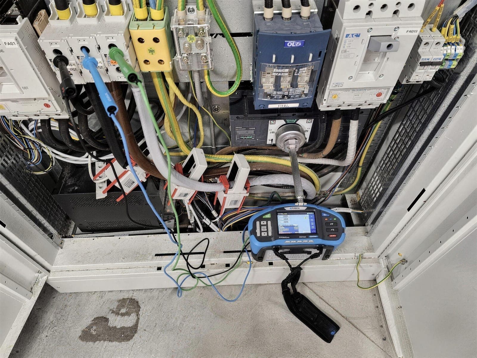 Measuring instrument connected in a switchboard during an inspection