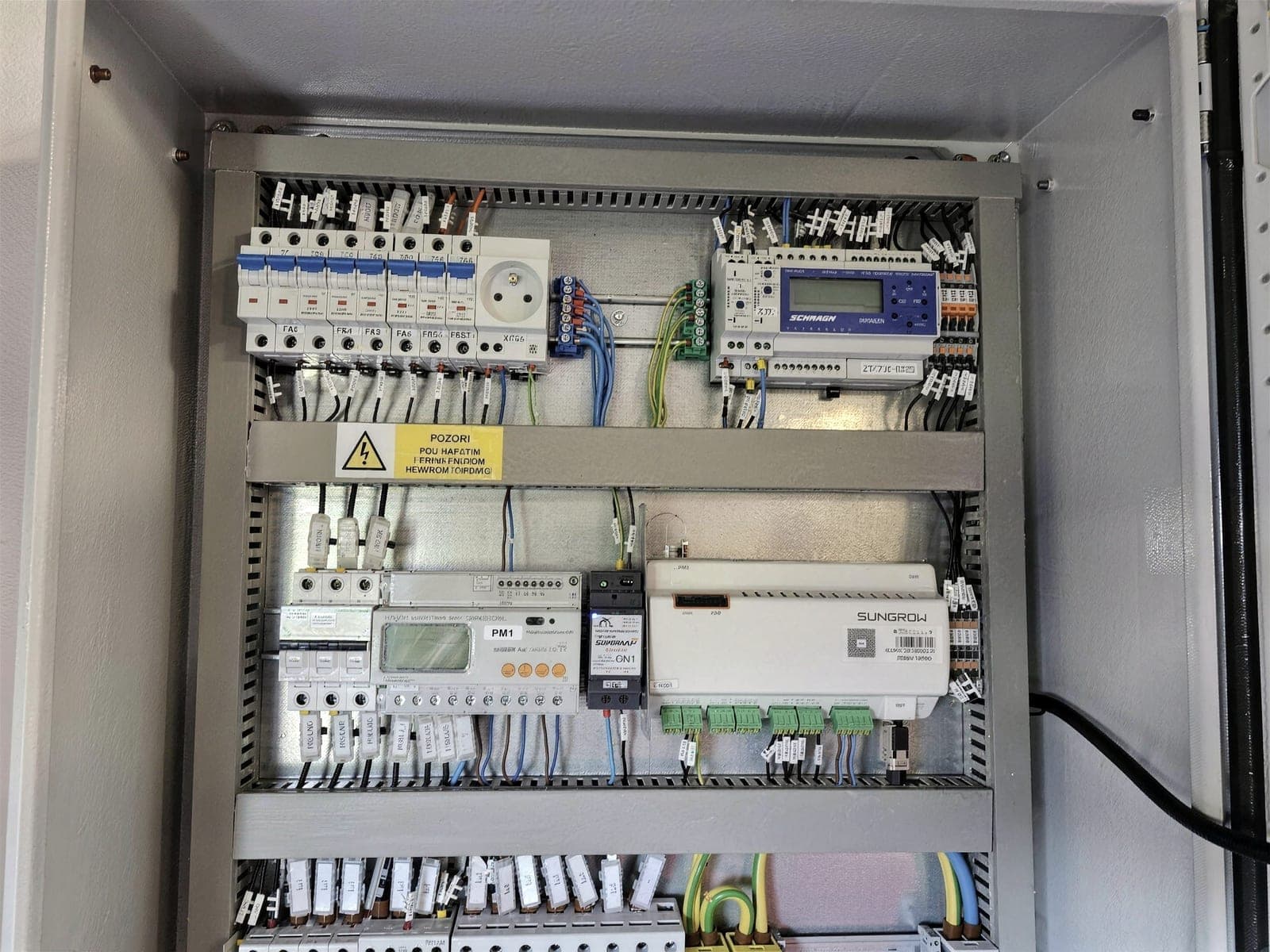 Open LV switchboard with circuit breakers and control modules